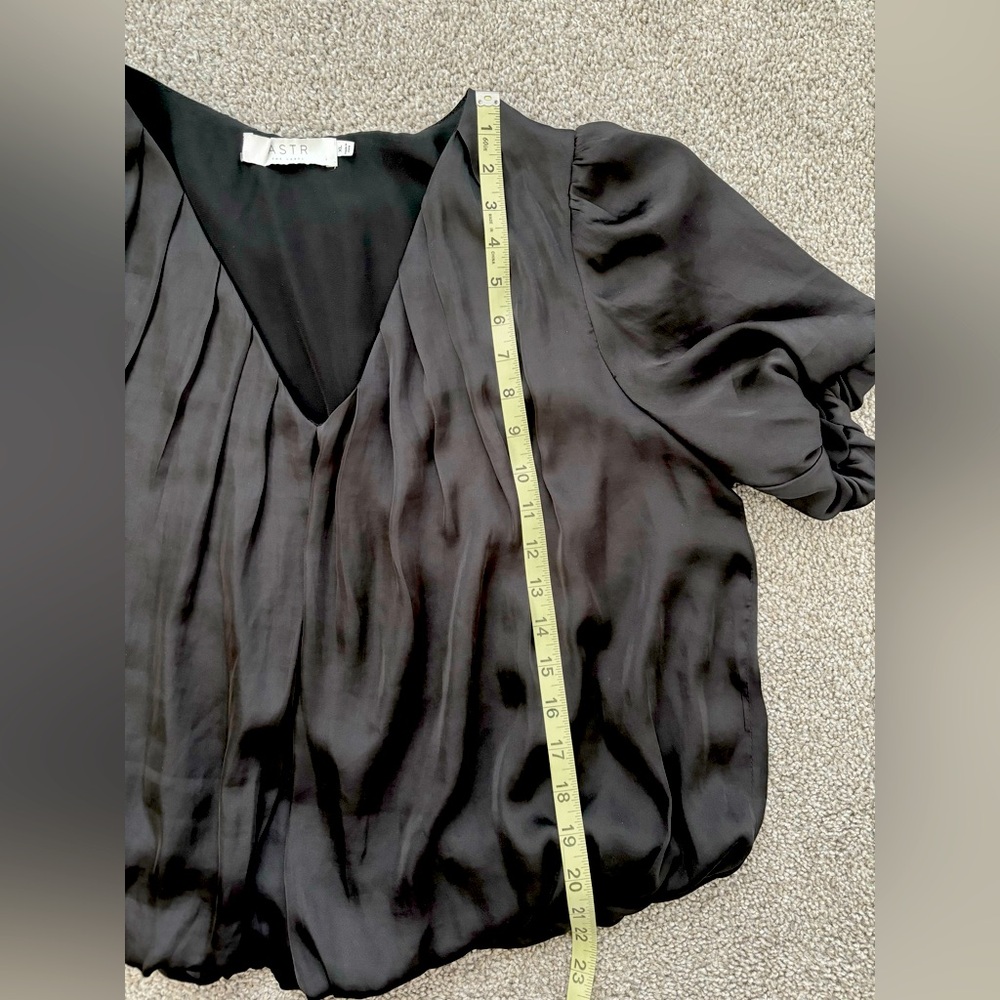 ASTR The Label Satin Bubble Hem Blouse Women’s Size XL Black V Neck Crop… - Picture 9 of 12